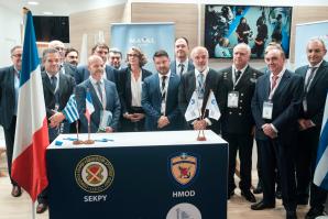 Signature de contrats avec des entreprises Grecques à Euronaval